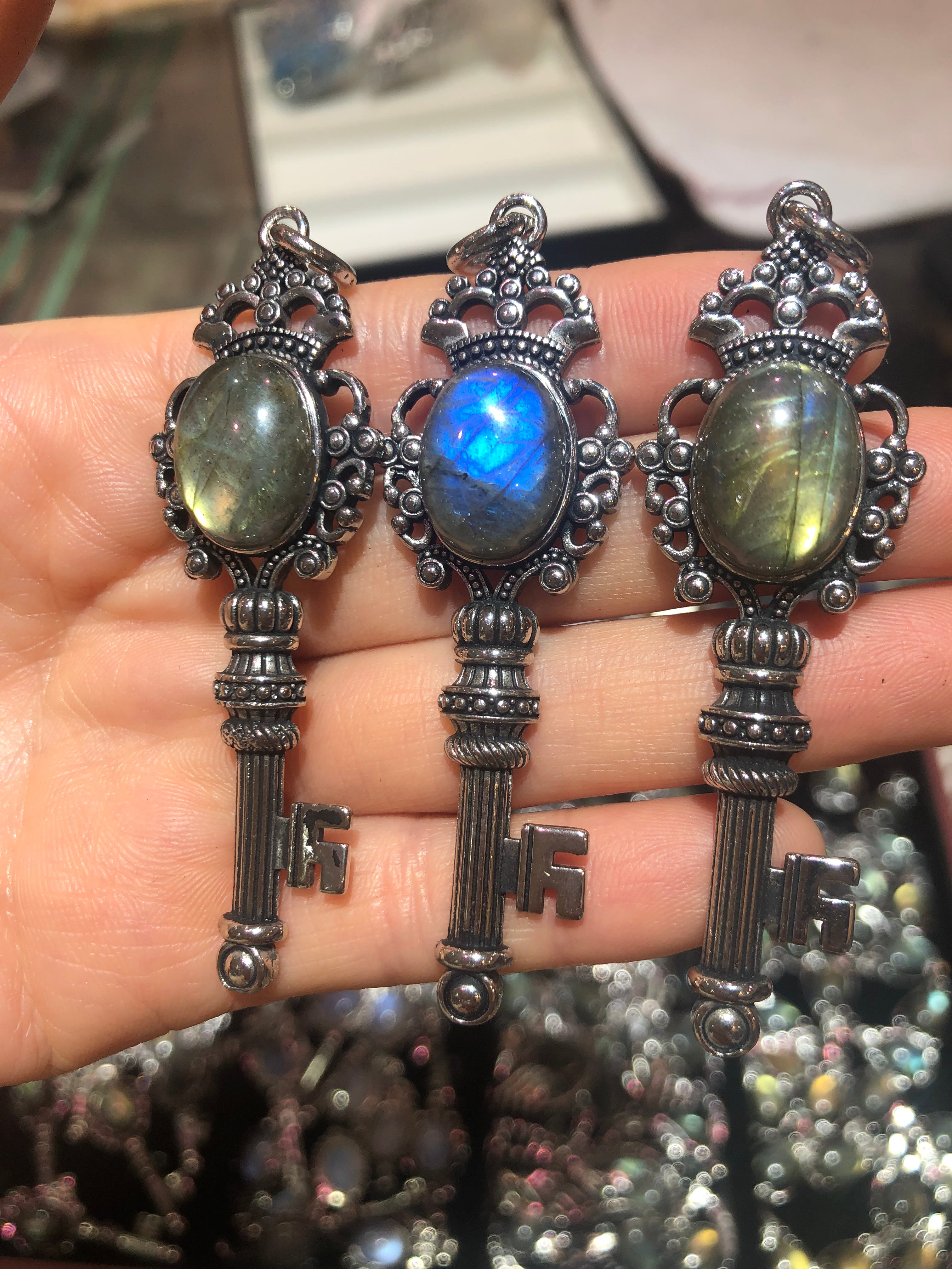 Crystal necklace/pendant labradorite/monstone