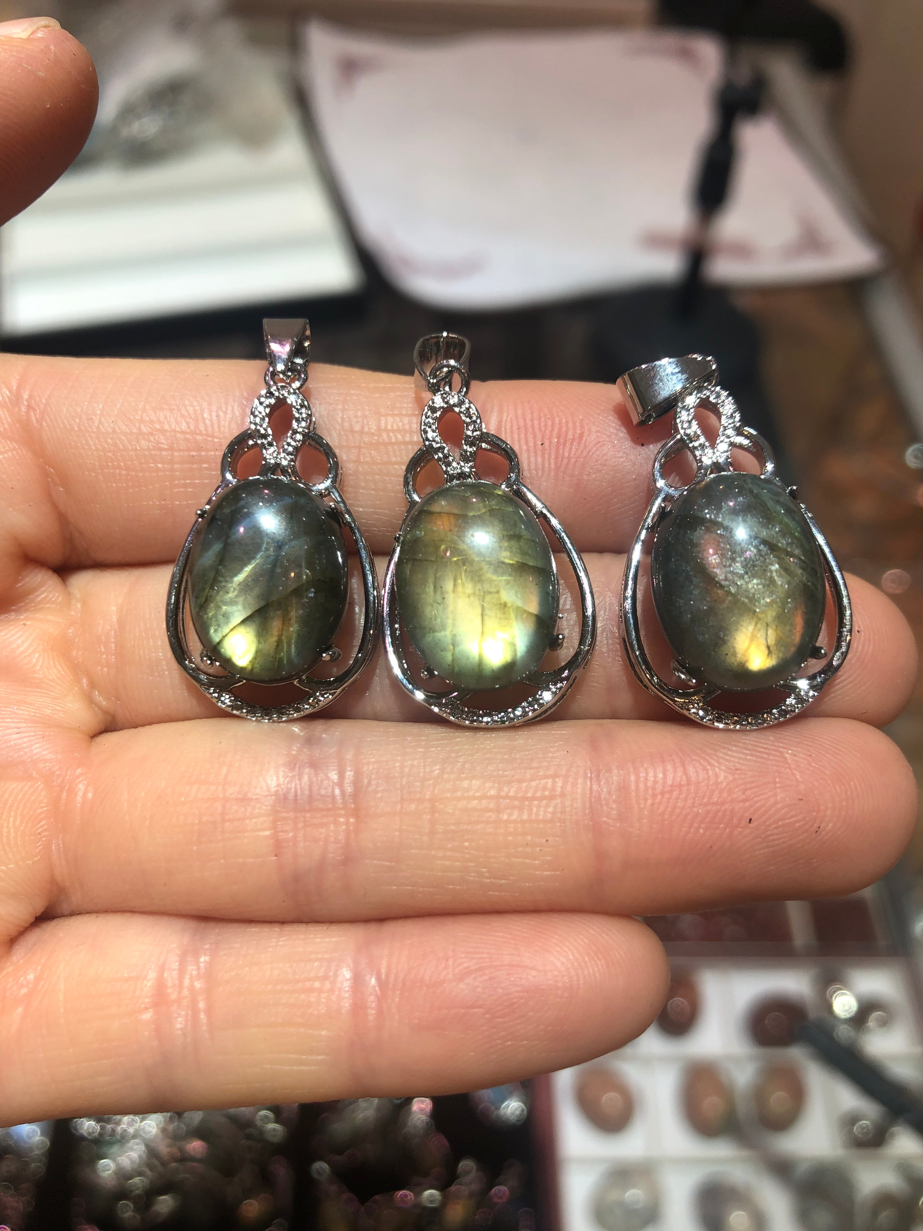 Crystal necklace/pendant labradorite/monstone